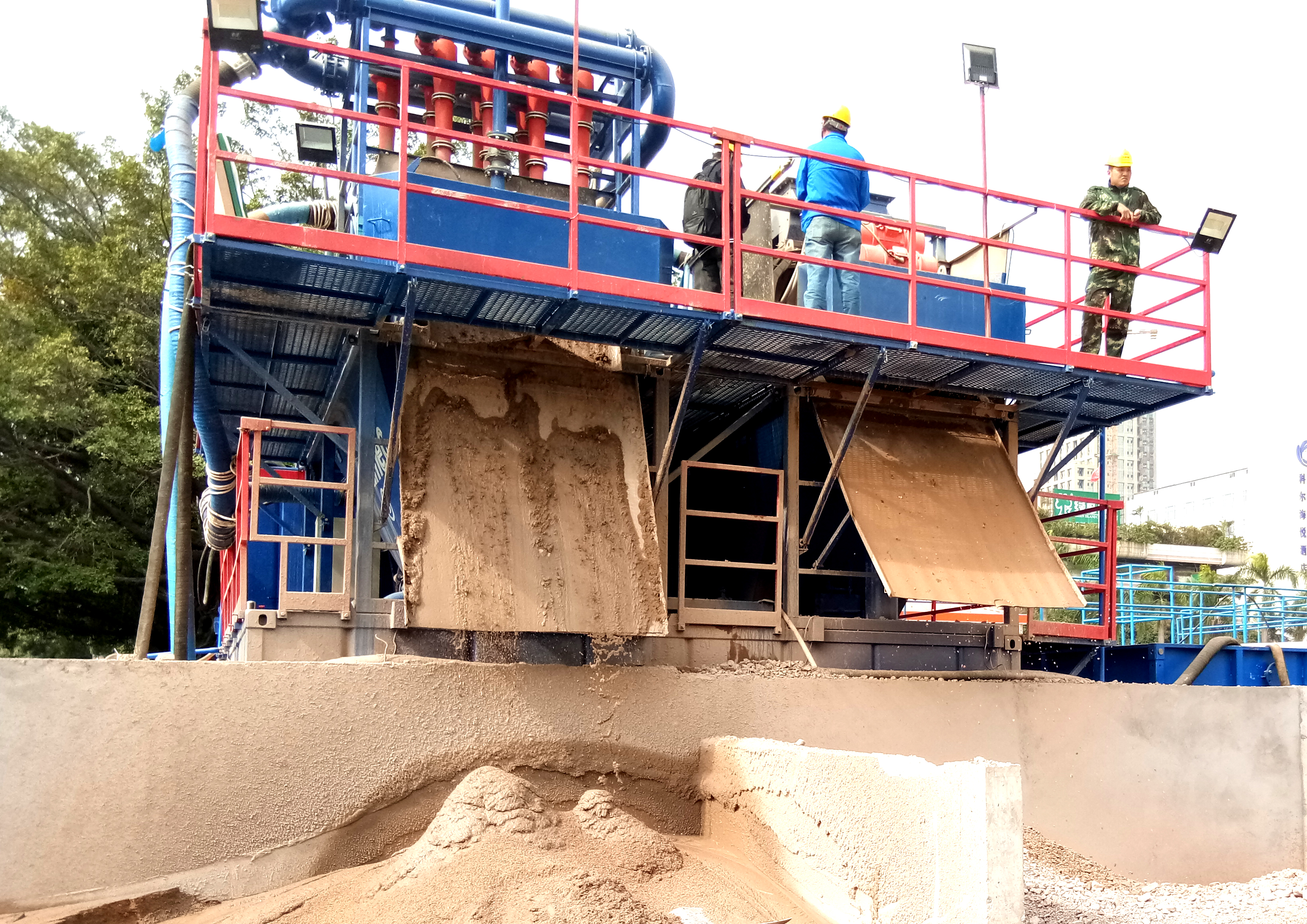 中國(guó)廣東地鐵施工工程泥漿環(huán)保排放處理現(xiàn)場(chǎng)