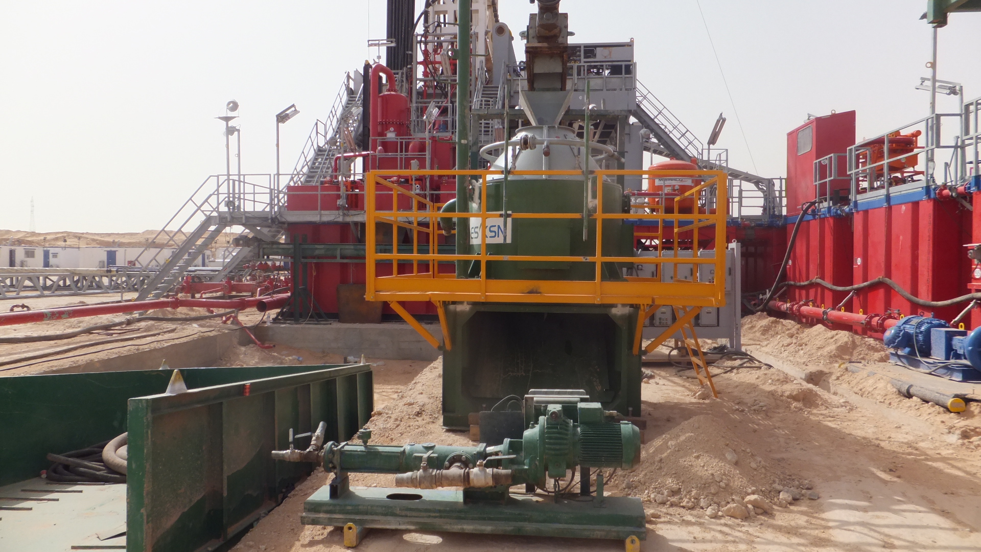 鉆井廢棄物處理凈化系統(tǒng)的出現(xiàn)能夠解決現(xiàn)場(chǎng)環(huán)境問(wèn)題