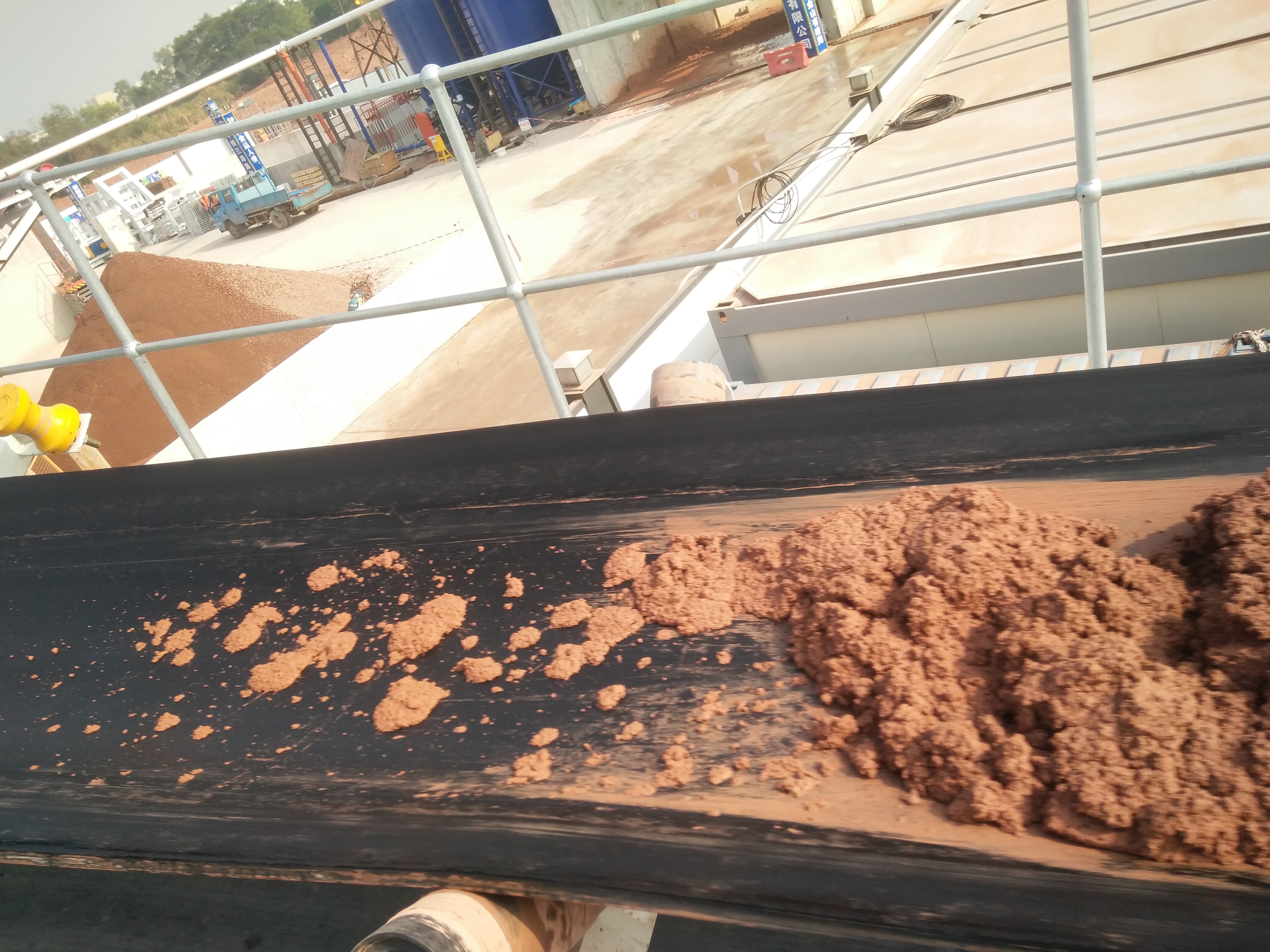 打樁泥水分離系統(tǒng)是一個(gè)逐步分離大顆粒和細(xì)顆粒的聯(lián)合裝置