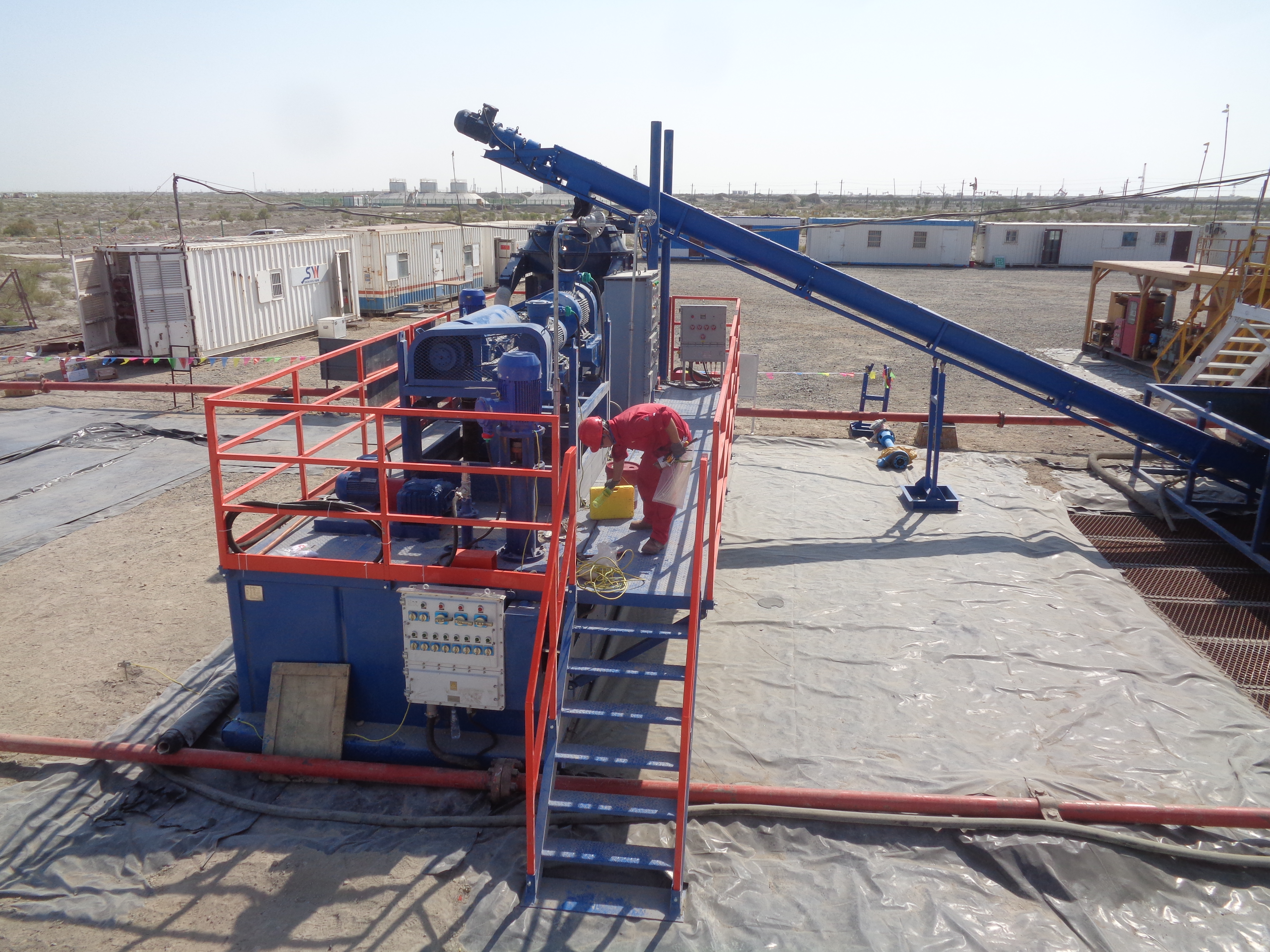 泥漿不落地系統(tǒng)實(shí)現(xiàn)了鉆井現(xiàn)場(chǎng)泥漿廢棄物隨鉆不落地處理