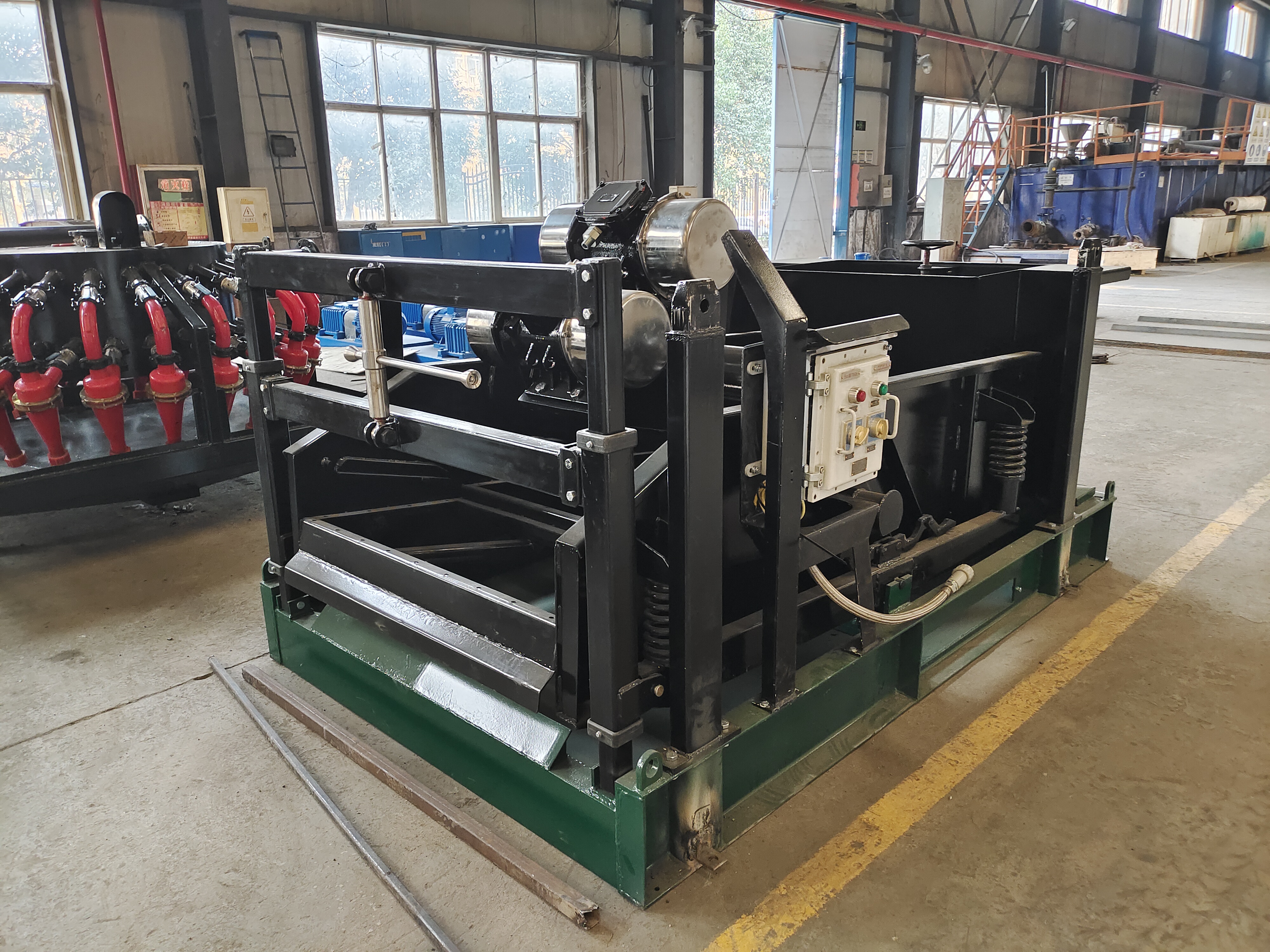 油田鉆井液振動(dòng)篩是用于將鉆井液中所含的大顆粒鉆屑分離出來(lái)