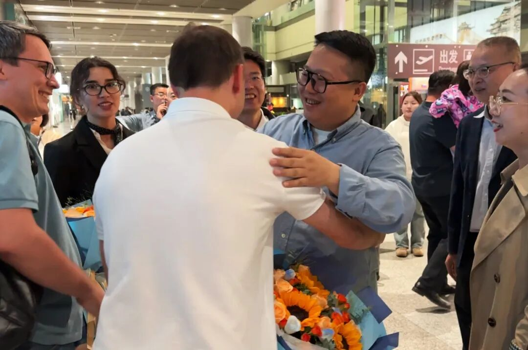 雙方在機(jī)場親切擁抱
