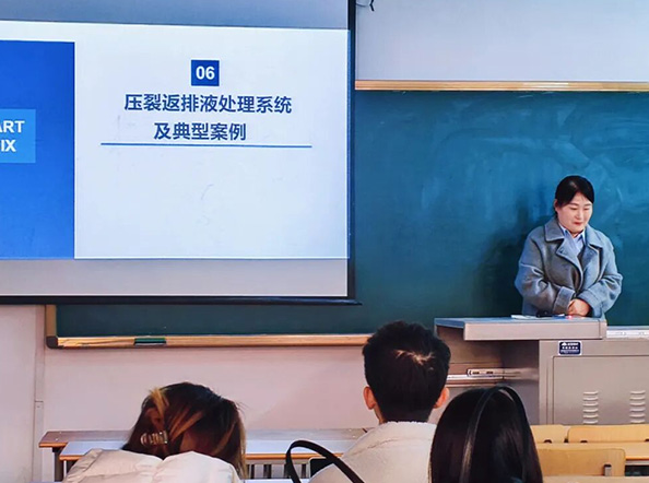 技術(shù)工程師賈珮正在分享工程實(shí)踐經(jīng)驗(yàn)